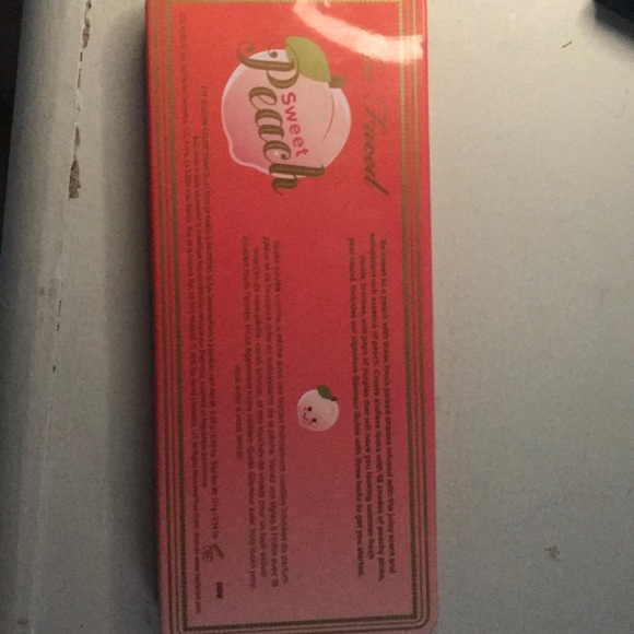 Too faced sweet peach palette - Picture 2 of 2